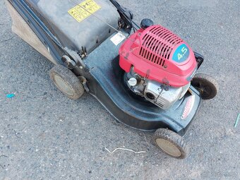 Benzínová sekačka Castelgarden, motor Honda 4,5HP, pojezd. - 4
