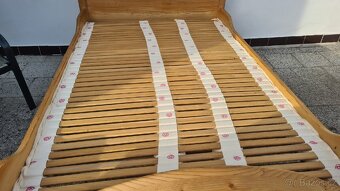 Masivní dřevěná postel s roštem. - 4