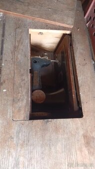 Prodám starý šicí stroj - 4