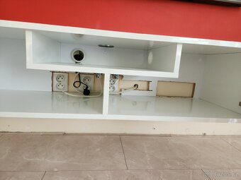 Tv stolek bílý lesk - 4