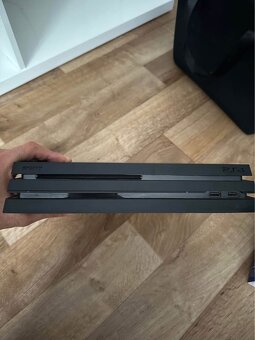 PS4 Pro 1TB + 2 ovladače + hry,sluchátka, taška - 4