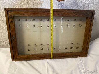 Stará skříňka na klíče - 4