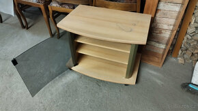 TV stolek se skleněnými dvířky na kolečkách - 4