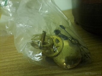 Staré hodiny rozebrané - 4