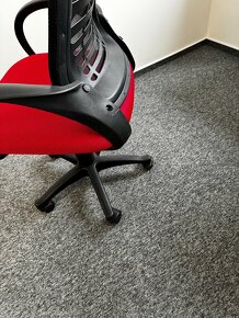 Kancelářská židle se síťovaným opěradlem a červeným sedákem - 4