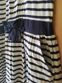 Dívčí letní námořnické modrobílé pruhované šaty s glitry - 4