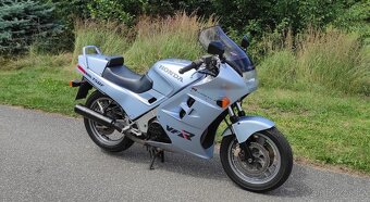 Honda VFR 750 F RC24 - 4