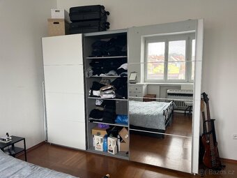Bílá skříň s posuvnými dveřmi - 4