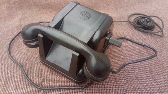 Tesla - starý bakelitový telefon s kličkou. - 4