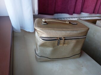 Zlatý kosmetický kufřík - 4