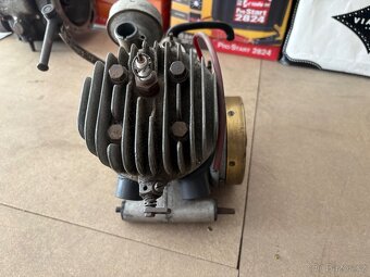 Motor s karburaci CZ - 4