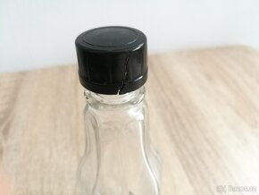 Osmihranná sběratelská lahvička s nalévacím zobáčkem - 4