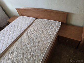 Komplet ložnice - postel, noční stolky, skříně - 4