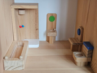 Domeček pro panenky IKEA FLISAT + dřevěné vybavení odjinud - 4