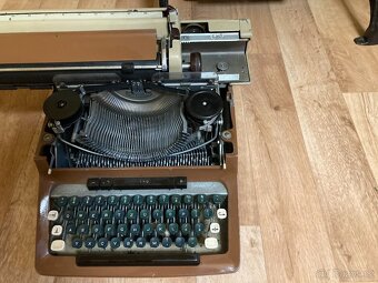 Mechanický psací stroj Consul - 4