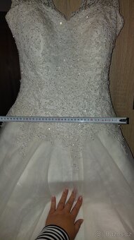 Krajkové svatební šaty - 4