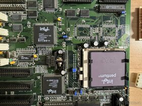 QDI P5I437P410/FMB Socket7 + Pentium 120MHz + 4xRAM + Cooler - 4