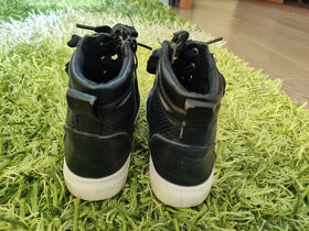 Kotníčkové černé koženkové boty - 4