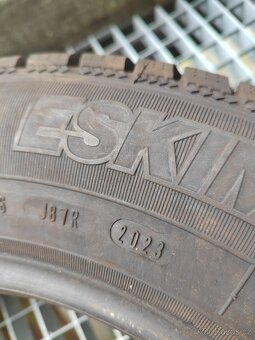 Prodám 2ks téměř nových zimních pneu 185/70/14 Sava Eskimo - 4
