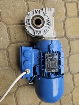Elektromotor s převodovkou - 4