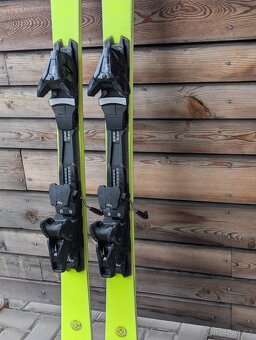 Prémiové švýcarské lyže AK YELLOW POP, 165cm, 2023 - 4