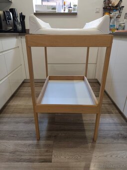 Přebalovací stůl, tvrdá přebalovací podložka, úložné koše - 4