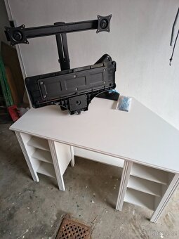 Rohový stůl s držákem na monitory - 4