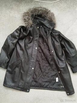 Dámská kožená černá bunda s kapucí, slušivý střih - 4