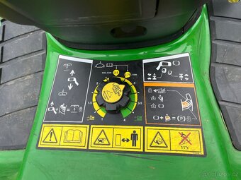 Zahradní traktor John Deere + příslušenství - 4