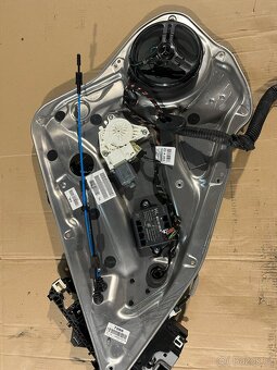 Stahovací mechanismus / zámek dveří Mercedes-Benz W204 - 4