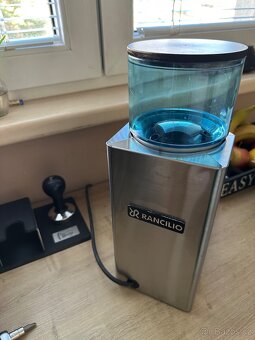 Prodám mlýnek Rancilio Rocky Doserless,nové mlecí kameny,TOP - 4
