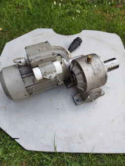 motor s dvojitou převodovkou - 4