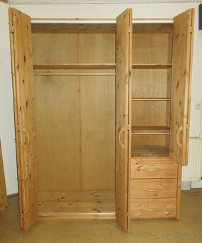 Borovicová šatní skříň s lámacími dveřmi - celomasiv - 4