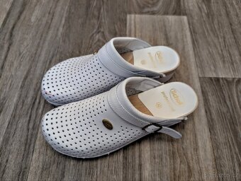 PRODÁM DŘEVÁKY SCHOLL PŮV.CENA 1700. VELIKOST 42 - 4