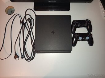 PlayStation 4 + 2 originální ovladače - 4
