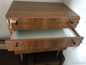 Prodám dřevěný noční stolek - 4