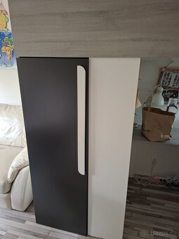 Postel vyvýšená se skříní a stolem - 4