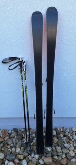 Sjezdové juniorské lyže Atomic + hůlky Leki - 4