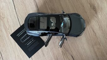 Odlitek (model) vozu Tesla Model S 1:18 - 4