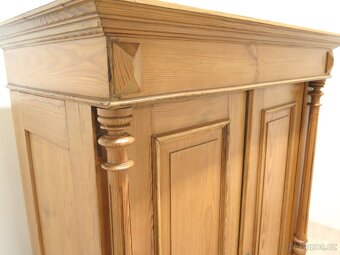 Krásná sloupová šatní skříň - 4