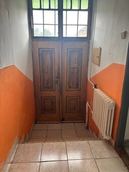 🏡 Prodej dvou rodinných domů s dvorkem a garážemi – Skočice - 4