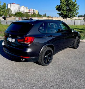 BMW X5 F15 3,0d/190kw/ CZ/ 2majitel /HEAD UP/ servis BMW - 4
