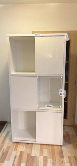 Velká bílá lesklá knihovna s posuvnými dveřmi - 4