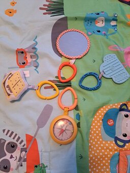 Dětská deka Fisher Price se 4 hračkami na zavěšení - 4