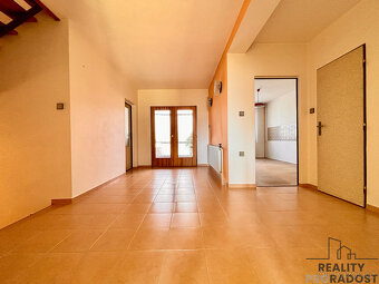 Prodej řadového rodinného domu 6+2 282 m2, pozemek 395m2 obe - 4