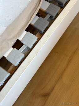 Prodám postel Hemnes 160x200 včetně roštů a matrace - 4