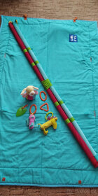 hrací deka s hrazdičkou TAF TOYS; Dětské nosítko Manduca - 4