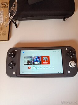 Nintendo Switch lite v krásném stavu - 4