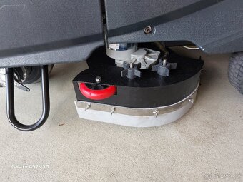 Podlahový mycí stroj Nilfisk Viper AS 710R se sedící obsluho - 4