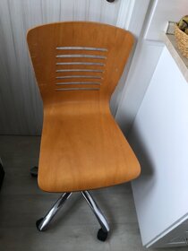 Prodám dřevěnou židli na kolečkách - 4